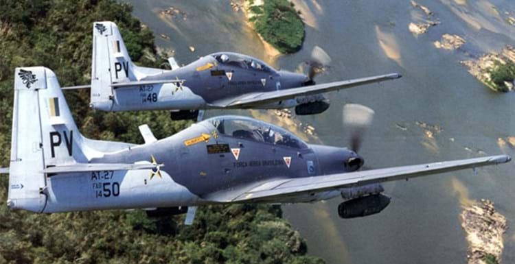 http://freepages.rootsweb.com/~otranto/military/fab/fotos/tucano_at27/at_27.jpg