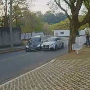 Carros trafegam em alta velocidade em condomínio de Vinhedo, mostra vídeo