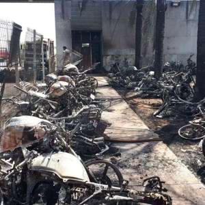 Cerca de 40 motos são destruídas por fogo em condomínio