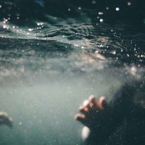 Criança morre afogada em piscina de condomínio em RO