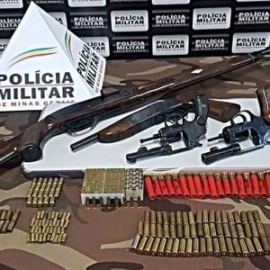 Homem é preso após exibir armas em condomínio