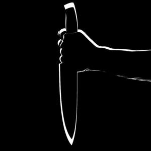 Homem é encontrado morto em frente a condomínio