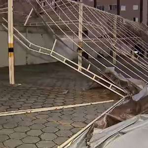 Ventania derruba cobertura da garagem de condomínio em Taubaté