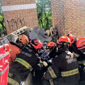 Motorista fica ferido após bater carro em pilastra de condomínio