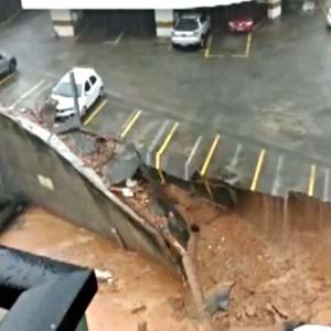Parte de estacionamento de prédio cede em Salvador