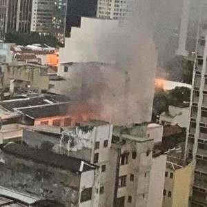 Cobertura pega fogo no Centro do Rio de Janeiro