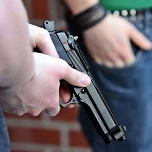 Homem é assassinado em frente a condomínio na Bahia