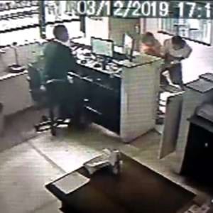 Mulher é agredida por vizinho por receber encomenda por engano