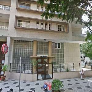 Parte de revestimento de prédio cai e interdita calçada em Santos