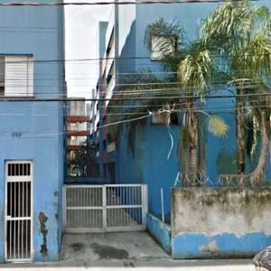 Suspeito pula muro de prédio e morre após cair em arame farpado