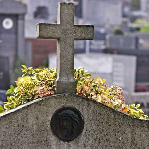 Homem morre após tomar choque e cair do 2º andar de prédio