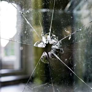 Agente de segurança morre baleada em frente a condomínio