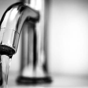 Vazamento desperdiça água por sete horas em condomínio 