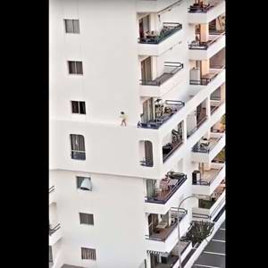 Criança é flagrada andando em parapeito de prédio na Espanha