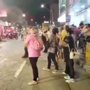 Moradores convencem homem a não pular de prédio com música gospel