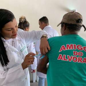 Moradores de condomínio onde macacos apareceram mortos são vacinados
