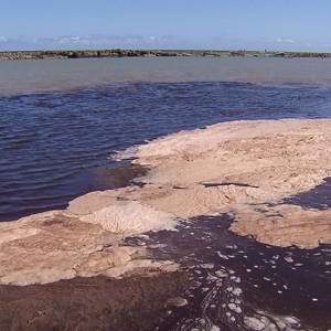 Mancha escura surge no mar devido à obra em condomínio 