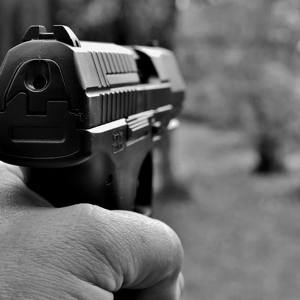 Jovem é morto a tiros em condomínio em Minas Gerais