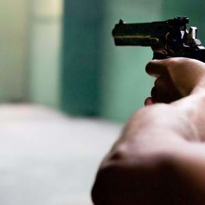 Ex-piloto é condenado a 14 anos de prisão por atirar em vizinho dentro de condomínio