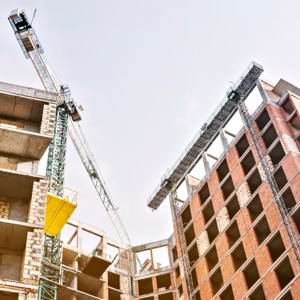 Trabalhador fica gravemente ferido ao cair de prédio em construção