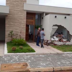 Caminhão desgovernado atinge casa em condomínio 
