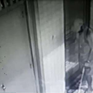 Homem com muleta assalta condomínio no Rio