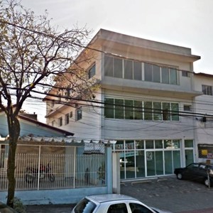 Criança sobe no parapeito de prédio de três andares