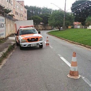 Grávida passa mal e bate em muro de condomínio