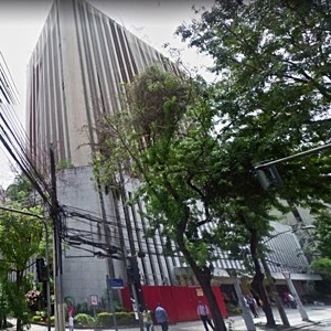 Incêndio atinge cobertura de prédio no Rio de Janeiro