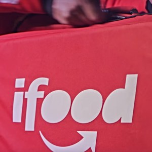 Ifood deverá indenizar condomínio por furto de capacete de entregador