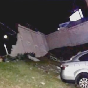 Carro invade condomínio em Divinópolis