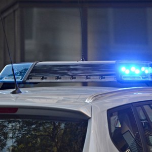 Homem é encontrado com cabo de vassoura na garganta em prédio abandonado