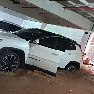 Muro de condomínio cede e atinge carros e bicicleta em Natal