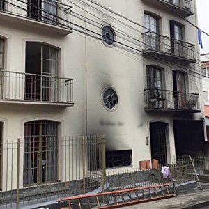 Criança de quatro anos morre em incêndio criminoso em prédio