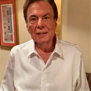 Agnaldo Rayol canta para vizinhos durante quarentena