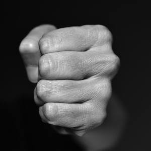 Corpo de homem é achado com sinais de violência em condomínio