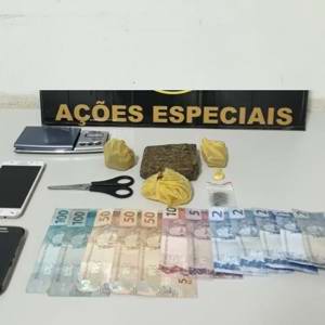 Dois são presos por tráfico de drogas em 'vila de kitnets' 