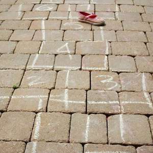 Crianças são proibidas de brincar de amarelinha em condomínio no Reino Unido