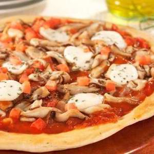 Pizza de Shitake com massa de Alecrim