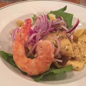 Ovo e Uva faz fusão com vinho e comida de forma exuberante