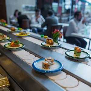 Dancing sushi: Mawari diverte habitués no jantar com esteira rolante gastronômica