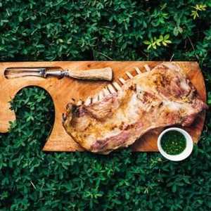 Receita: Empratamos a Costela de Cordeiro ao molho Chimichurri da Chef Priscila Quirós