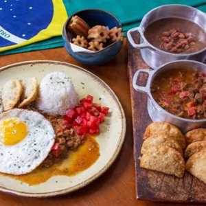 Chef Carlos Ribeiro apaga velinhas de 7 anos de vida de seu Na Cozinha e homenageia  Ana Rita Dantas Suassuna