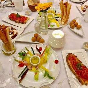 Irmãos Percussi lançam livro com receitas de 11 menus da Vinheria