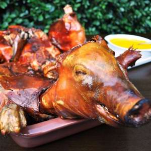 Nas quintas no almoço: O Espanhol Carmen La Loca pousa seu Leitão Voador