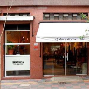 Mandioca Cozinha: Chef Madu Melo apresenta as multifacetas da tão brasileira mandioca