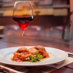 O italiano Vinum Est apresenta vinhos sem firula e menu diminuto e certeiro