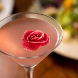 Vie Rose traz frescor orgânico nos pratos e vinhos em ambiente multifacetado