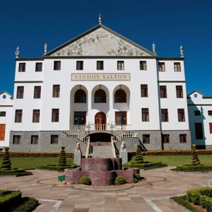 Salton lança documentário sobre sua evolução e parcerias com viticultores