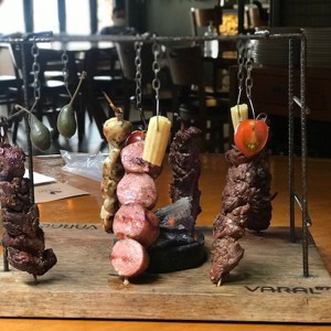 Varal 87 une drinks autorais à carnes impecáveis